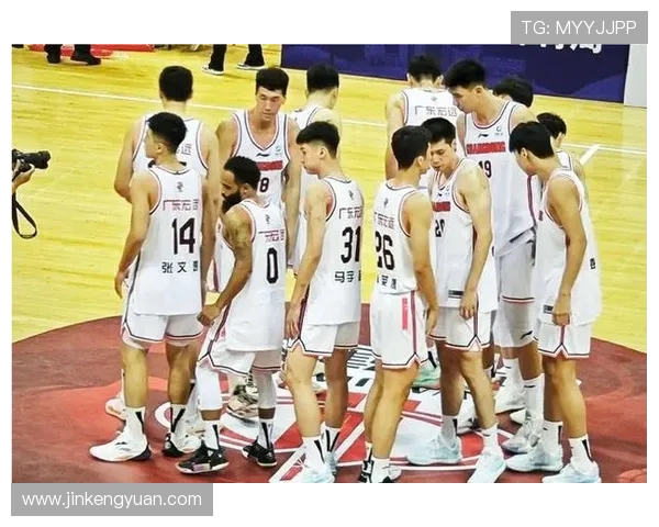 2012年广东队与新疆队季后赛激战回顾与精彩瞬间分析